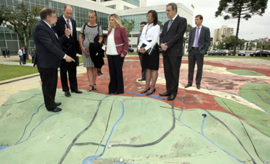 Hungria pode participar da revitalização do Rio Iguaçu A vice-governadora Cida Borghetti com o cônsul-geral da Hungria em São Paulo, Teleski Szilard e demais integrantes da comitiva, no Palácio Iguaçu, em Curitiba.