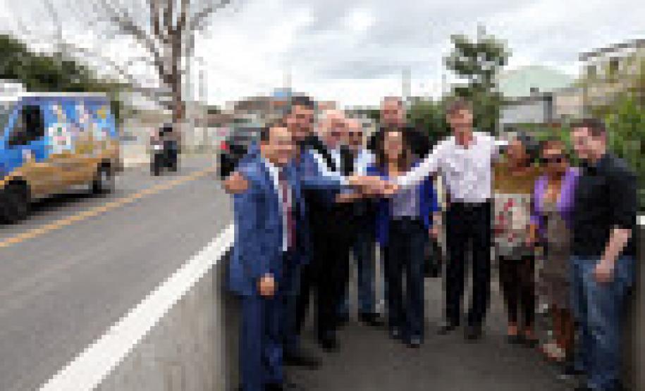 O governador Beto Richa, autoridades e população na ponte do rio Atuba, que faz a divisa entre Curitiba e Pinhais.