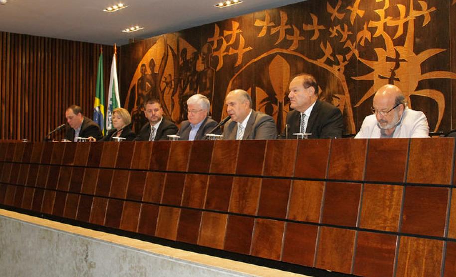 Prefeitos da RMC debatem novos desafios da administração pública Evento foi realizado no auditório da Assembleia Legislativa do Paraná.