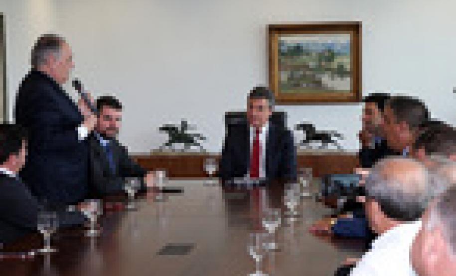 Campo Largo quer investir R$ 12 milhões em obras, com financiamento do Estado Solenidade foi realizada no Palácio Iguaçu.