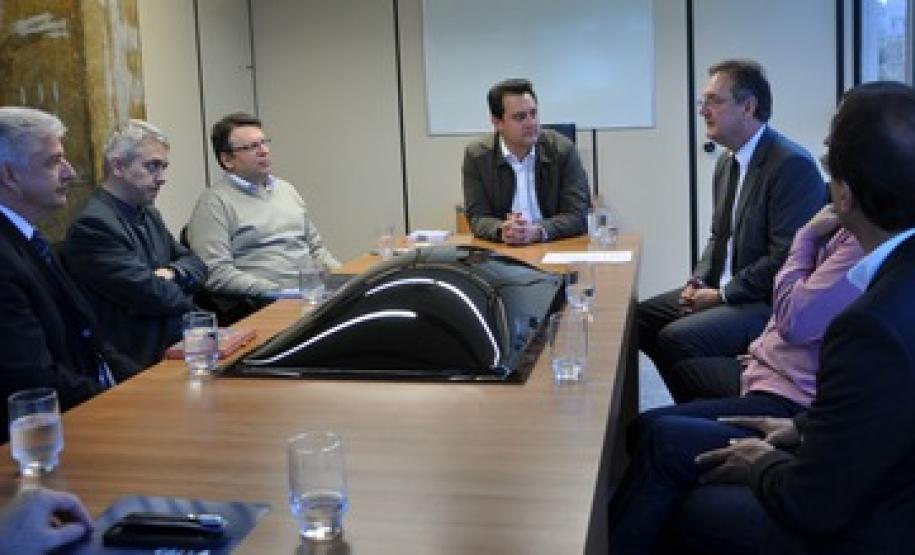 Reunião realizada entre o secretario Ratinho Júnior e diretores da CEF.