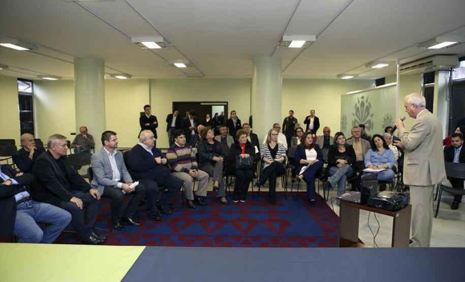 Prefeitos da RMC discutem soluções frente à crise econômica Prefeitos da RMC discutem soluções frente à crise econômica