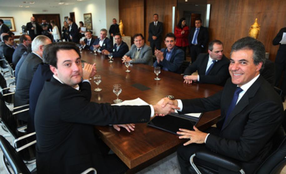 Governador assina licitação para obras em três municípios da RMC O governador Beto Richa, o secretario Ratinho Junior e demais autoridades durante a assinatura da licitação.