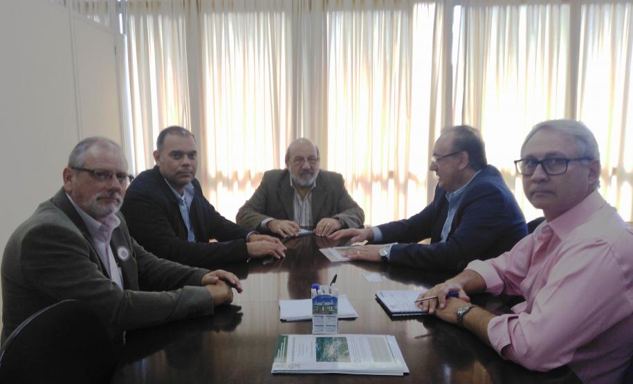 Prefeito de Rio Negro visita Comec O vice-prefeito de Rio Negro, professor James, coordenador geral da Comec, Carlos do Rego Almeida Filh, diretor-presidente, Omar Akel, prefeito Milton José Paizani e diretor de Transportes, Marcos Scheremeta.