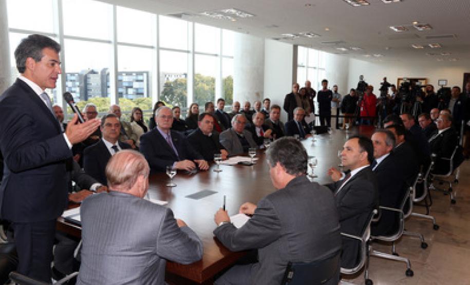 Richa anuncia mais recursos para obras em rodovias da RMC A cerimônia foi realizada no Palácio do Iguaçu, com a presença de várias autoridades.