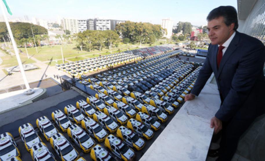 Richa entrega novas viaturas personalizadas para municípios O governador Beto Richa entregou mais 466 novas viaturas para as polícias Militar, Civil e Científica do Paraná