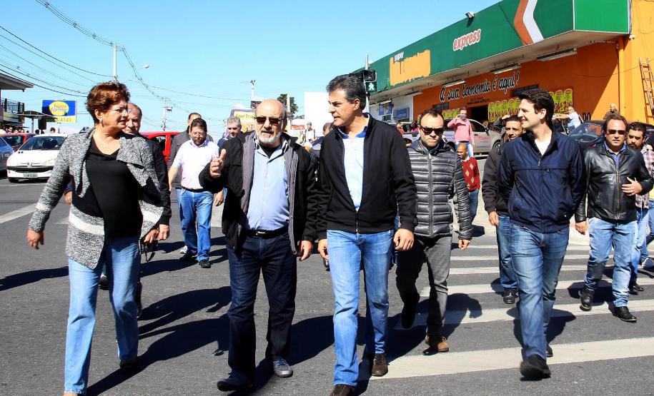 A prefeita Beti Pavin, o diretor-presidente da Comec, Omar Akel, o governador Beto Richa e lideranças na visita a rua da Pedreira, em Colombo.