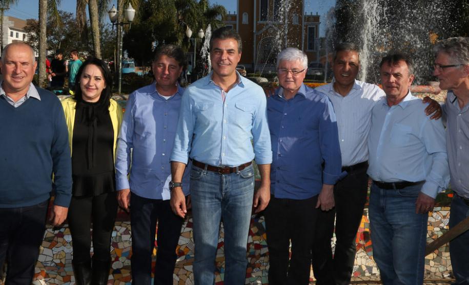 O governador Beto Richa, o prefeito de Mandirituba, Luís Antônio Biscaia, e lideranças na comemoração do aniversário da cidade.