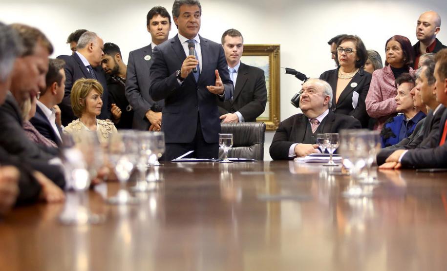 O convênio é com a Secretaria da Infraestrutura e Logística e foi assinado pelo governador Beto Richa e o prefeito Rafael Greca.