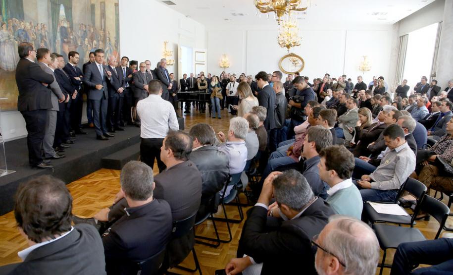 Governo do Paraná autoriza mais R$ 9 milhões para 49 municípios Os convênios com as prefeituras foram assinados pelo governador Beto Richa, no Palácio Iguaçu, em Curitiba.