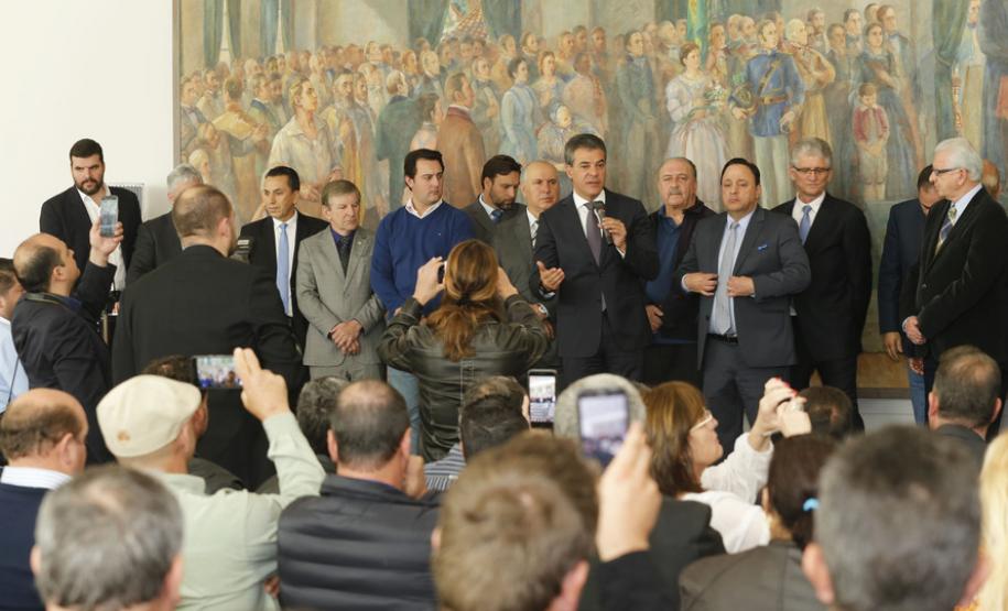 Estado autoriza mais R$ 7,7 milhões para investimentos nos municípios Os novos convênios com as prefeituras foram assinados pelo governador Beto Richa, no Palácio Iguaçu, em Curitiba.