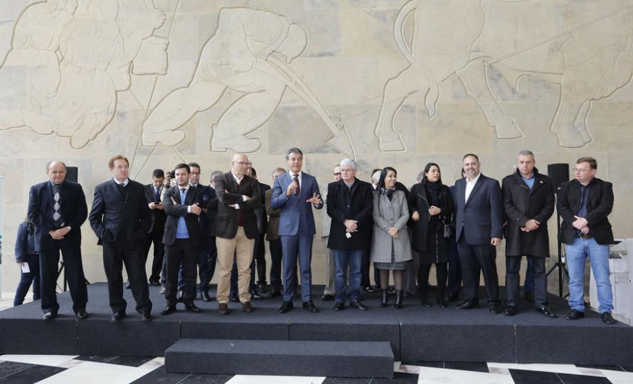 Os convênios com as prefeituras foram assinados pelo governador Beto Richa no Palácio Iguaçu, em Curitiba.