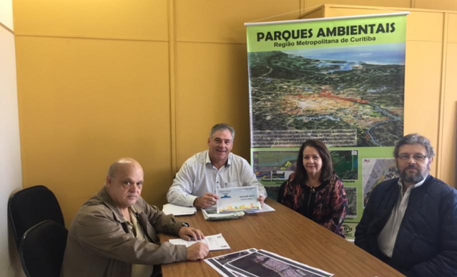 Equipe da Comec que está trabalhando nos projetos dos parques: Robson Ney Dalla Vecchia, Sandro Almir Setim, Maria Luiza Malucelli Araújo e Paulo José Bueno Brandão.