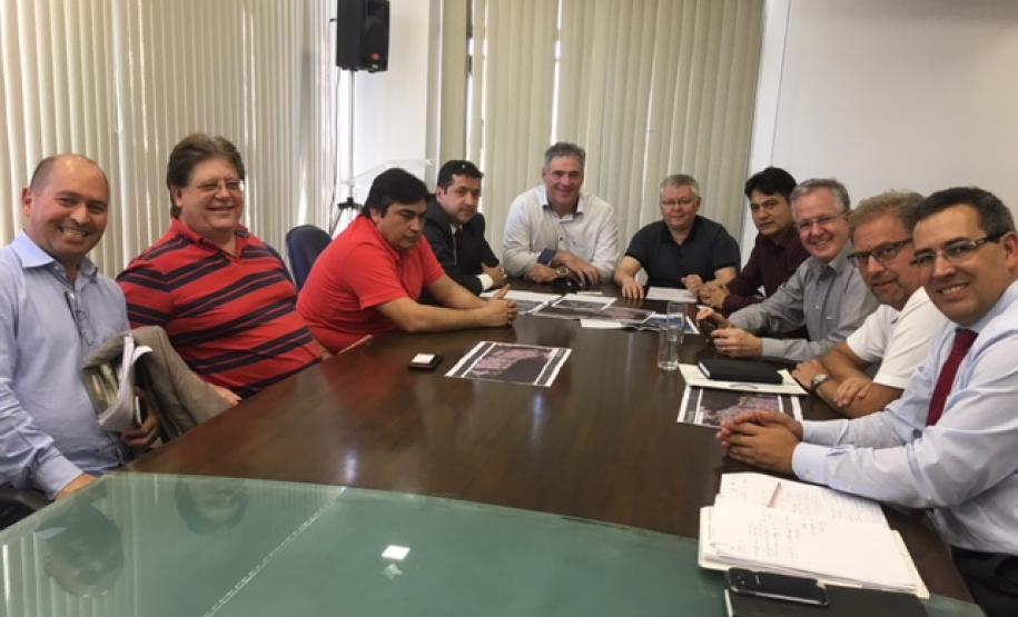 A reunião foi realizada em Araucária e contou com participação da Comec, Prefeitura de Araucária, Cohab Araucária e Cohapar.