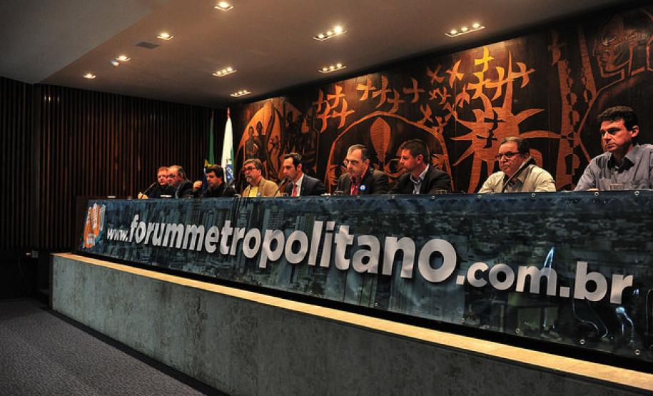 Comissão de Assuntos Metropolitanos debate adequações dos municípios ao Estatuto da Metrópole Diversos prefeitos e vereadores dos municípios da Região Metropolitana de Curitiba estiveram participando do evento na Alep.