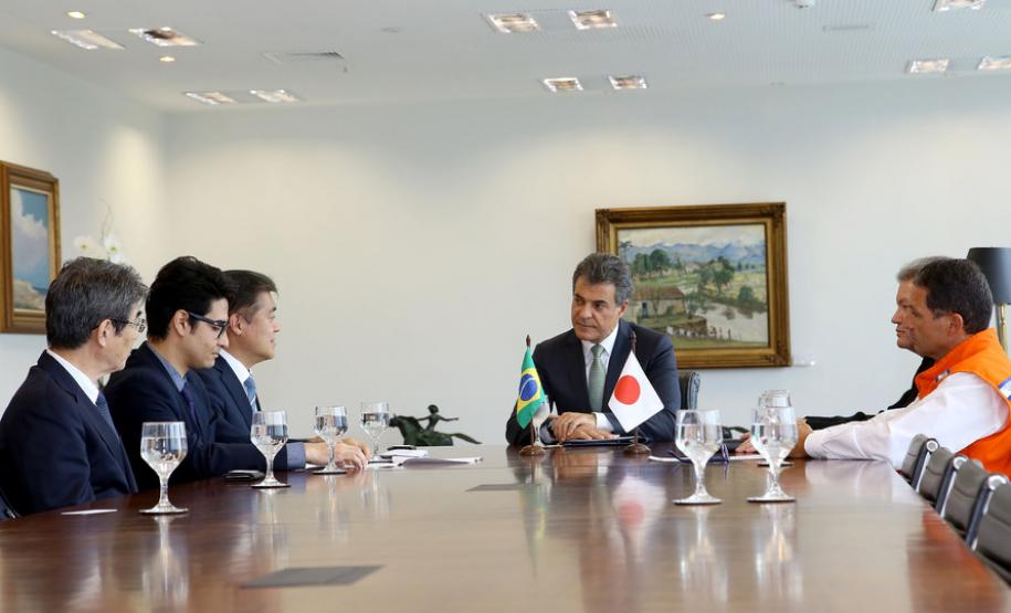 Radar monitorará sistema meteorológico da RMC O governador Beto Richa e representantes da empresa japonesa.