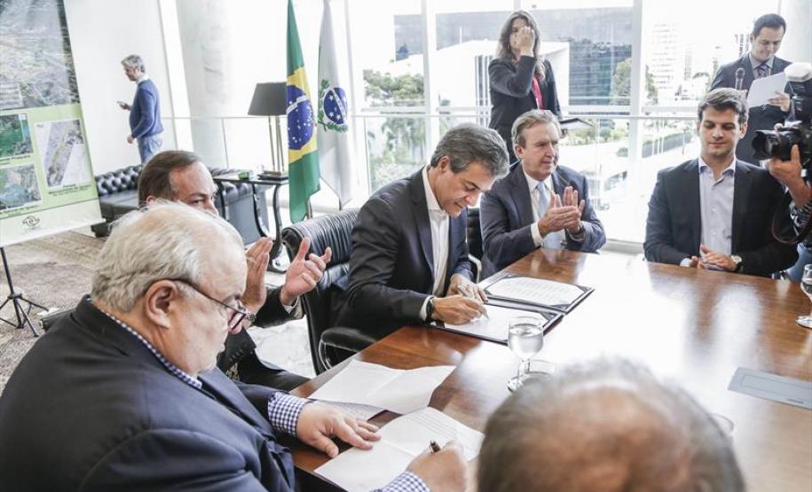Investimento do Estado beneficia cerca de 800 mil usuários do transporte coletivo O evento foi realizado no Palácio Iguaçu com a presença dos prefeitos da RMC.