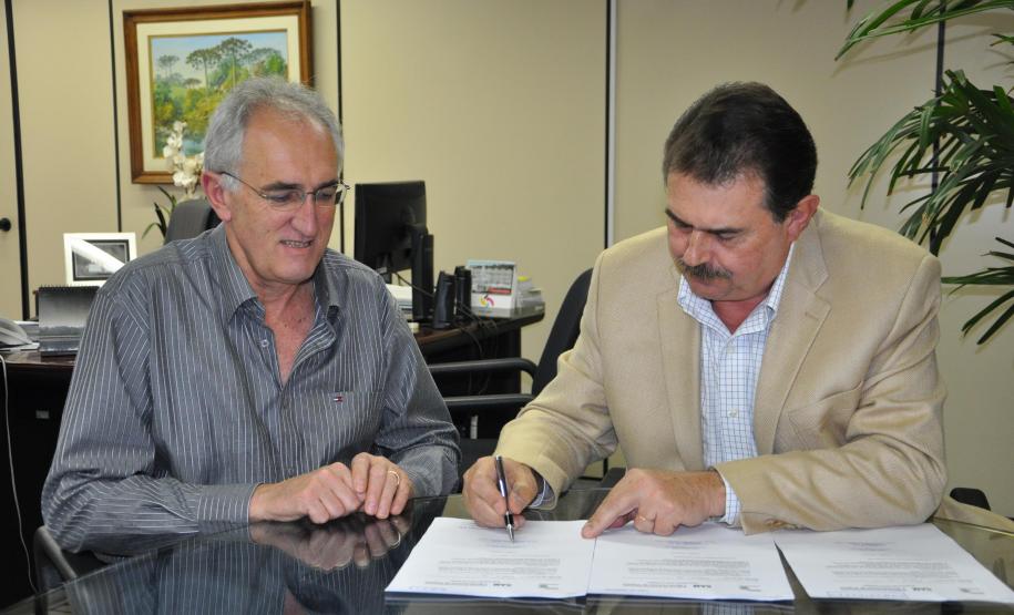 Governo libera cerca de R$ 2 mi para Campina Grande do Sul Prefeito de Campina Grande, Luiz Assunção, e secretario da SEDU, Cezar Silvestri