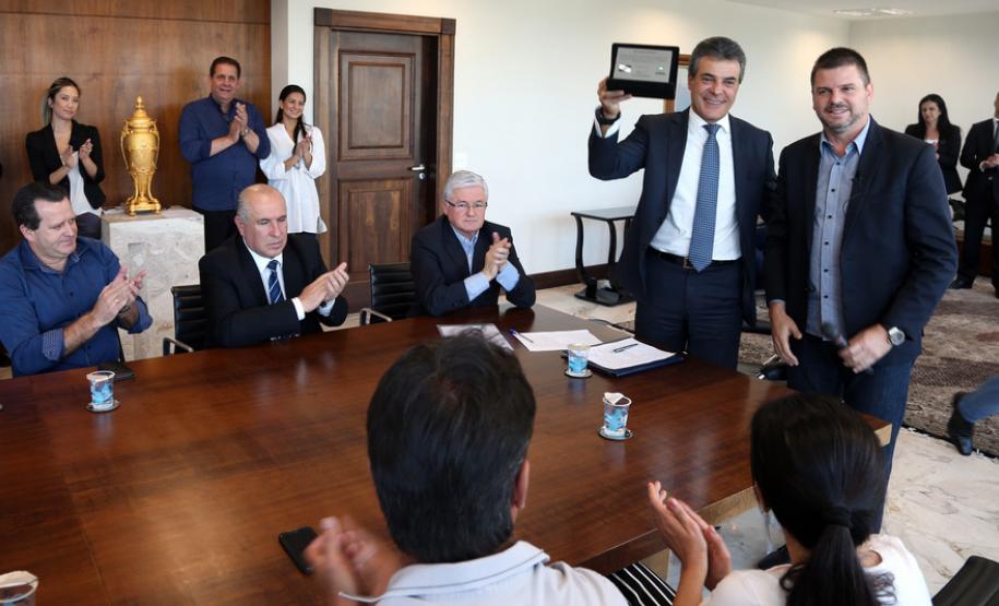 O governador Beto Richa, o prefeito Marcio Wosnik e demais autoridades participaram do evento.
