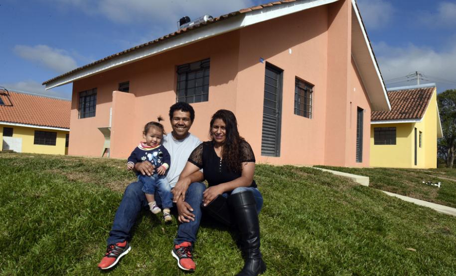 Famílias de Campo Magro que viviam em área de risco recebem moradias