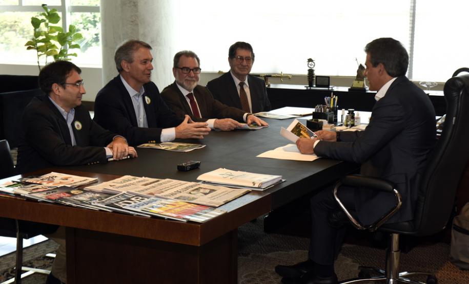 O governador Beto Richa recebeu os diretores da empresa, Luís Nabais e Luiz Eduardo Taliberti, que lhe apresentaram o novo aporte para a planta de Adrianópolis, no Vale do Ribeira