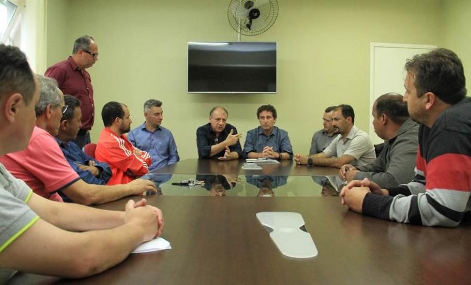 O secretario da Sedu, João Carlos Ortega, o prefeito de Piraquara Marcus Teserroli e demais autoridades.