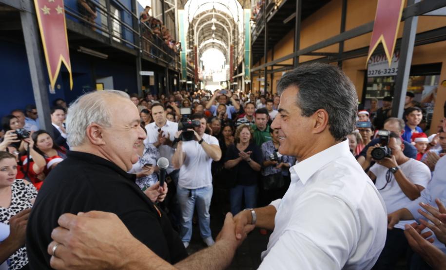 O prefeito Rafael Greca e o governador Beto Richa no Mutirão do bairro Boqueirão.