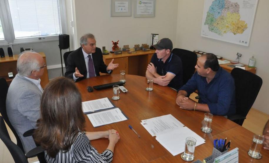 Estado financiará pavimentação em Doutor Ulysses O prefeito Moiseis Branco da Silva e o presidente da Fomento Paraná, Vilson Ribeiro de Andrade, assinaram o convênio.