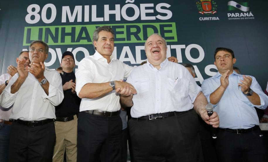 Richa libera recursos para viaduto e trincheiras em Curitiba O governador Beto Richa e o prefeito Rafael Greca anunciaram a construção do viaduto da Avenida Anne Frank e das trincheiras nas regiões das estações Santa Bernadete e São Pedro.