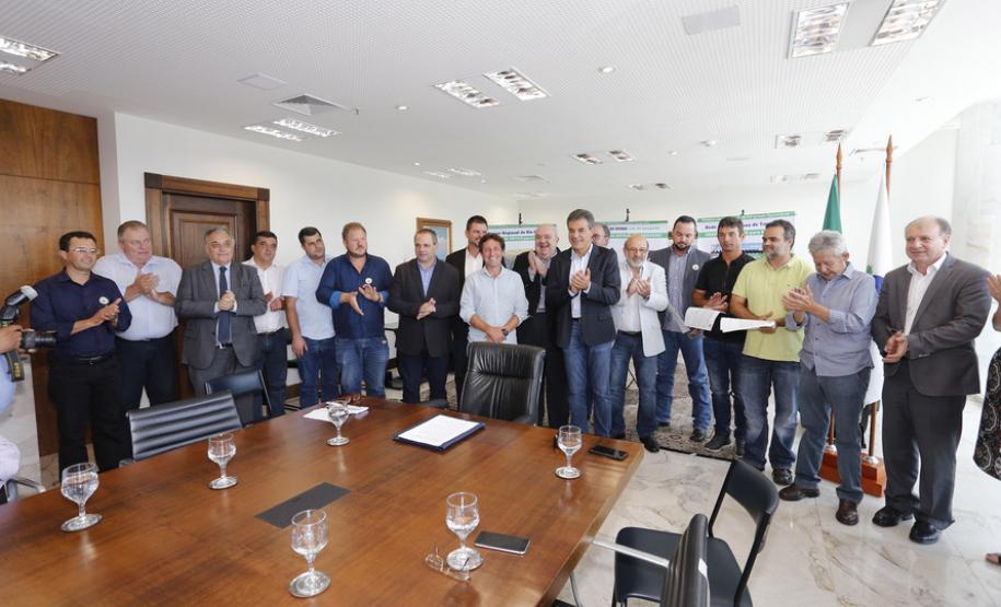 Richa cria Conselho de Transporte e autoriza obras em terminais Prefeitos da RMC, o secretario da SEDU, João Carlos Ortega e o presidente da Comec, Omar Akel  participaram do evento com o governador Beto Richa.