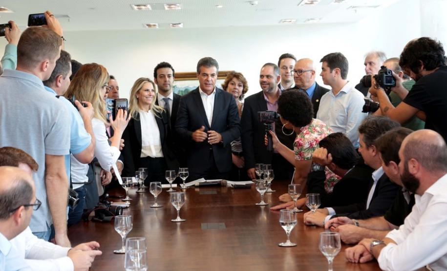 O governador Beto Richa assinou, no Palácio Iguaçu,  as ordens de serviço para um conjunto de obras rodoviárias que somam R$ 234 milhões.