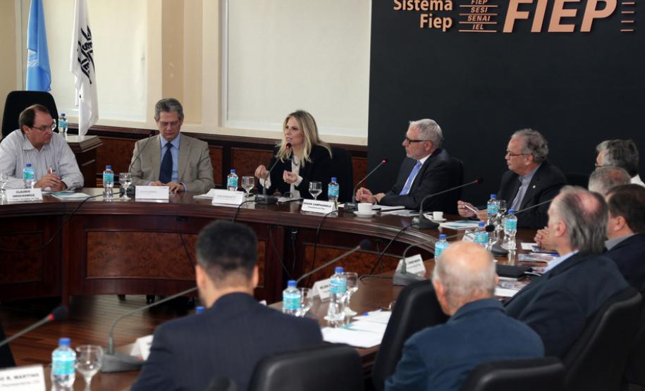 Cida defende uma política desenvolvimentista para o PR A governadora Cida Borguetti em reunião com empresários na sede da Fiep.