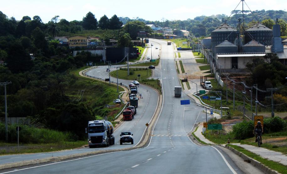 A PR-090 é a principal ligação entre Campo Magro e Curitiba.