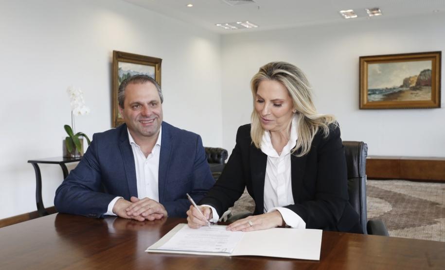 Almirante Tamandaré recebe recurso para pavimentação O prefeito de Almirante Tamandaré, Gerson Collodel e a governadora Cida Borghetti.