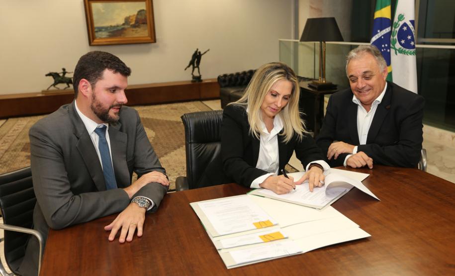 Campo Largo terá R$ 3,07 milhões para obras, veículo e equipamento A governadora Cida Borghetti e o prefeito Marcelo Puppi.