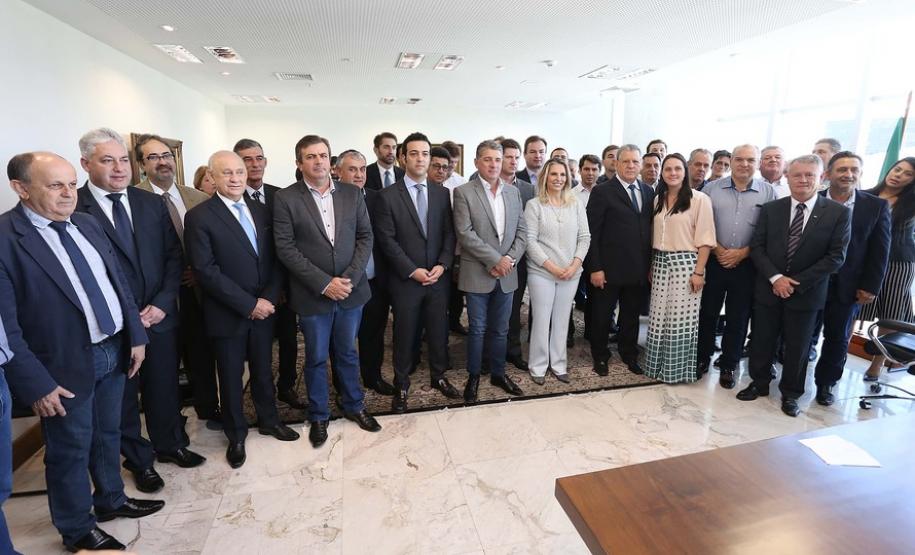 A governadora Cida Borguetti e os prefeitos na solenidade da assinatura dos convênios