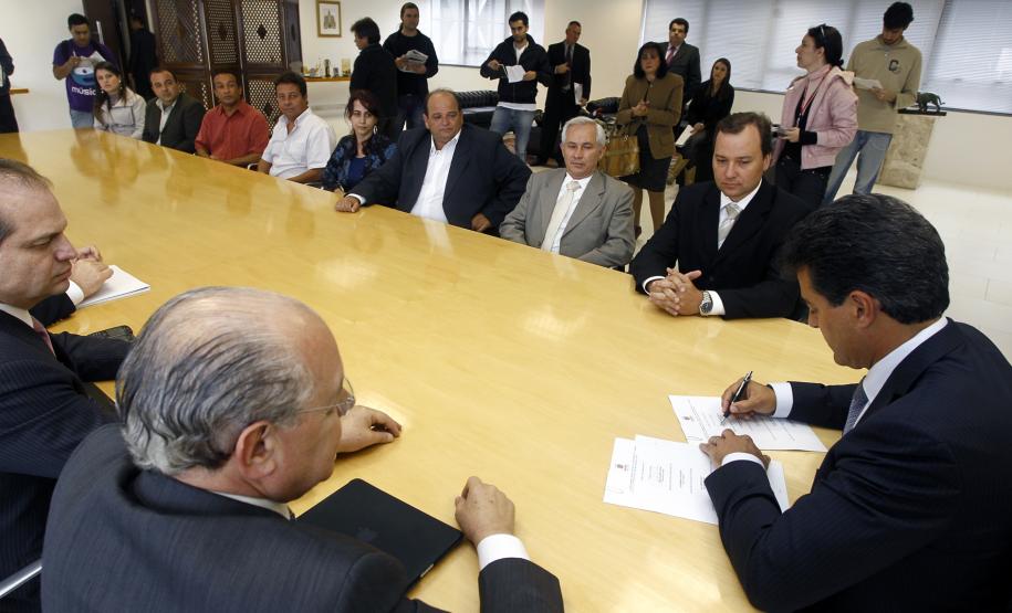 O governador Beto Richa recebeu no dia 16 de novembro executivos da Margem Cimento, subsidiária da empresa catarinense Supremo Cimento, de Pomerode, para a assinatura de um protocolo de intenções que prevê a instalação de uma nova fábrica de cimento no município de Adrianópolis, no Vale do Rio Ribeira.