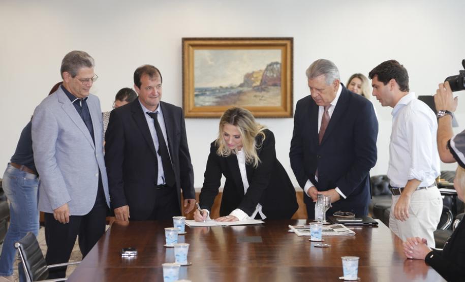 A governadora Cida Borghetti recebeu os prefeitos para assinatura dos convênios.