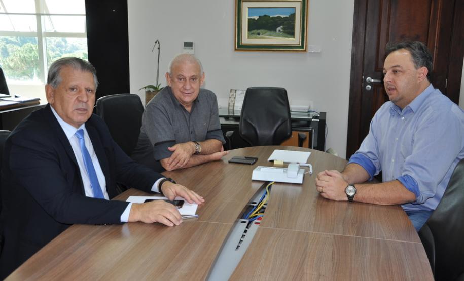 O chefe da Casa Civil, Dilceu Sperafico,o presidente da Alep, Ademar Traiano e o prefeito de Campina Grande do Sul, Bihl Elerian Zanetti.