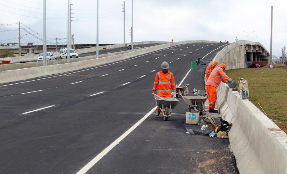 A obra faz parte do projeto de duplicação de 14 quilômetros da rodovia que é a principal ligação viária entre Curitiba, Pinhais e Piraquara.