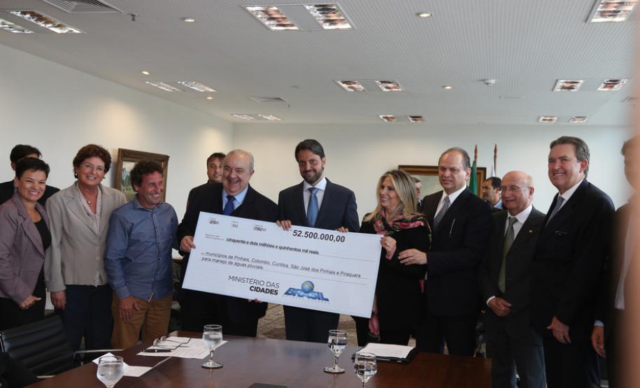 Curitiba e quatro municípios da RMC vão investir R$ 175 milhões A solenidade foi realizada no Palácio Iguaçu.