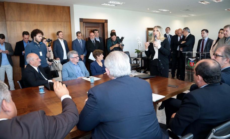 Municípios investem em escola, parques, praças e pavimentação A solenidade foi realizada no Palácio Iguaçu.
