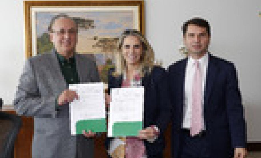 Governo libera R$ 798 mil para Rio Negro O prefeito Milton Paizani, a governadora Cida Borghetti e o deputado Alexandre Curi.