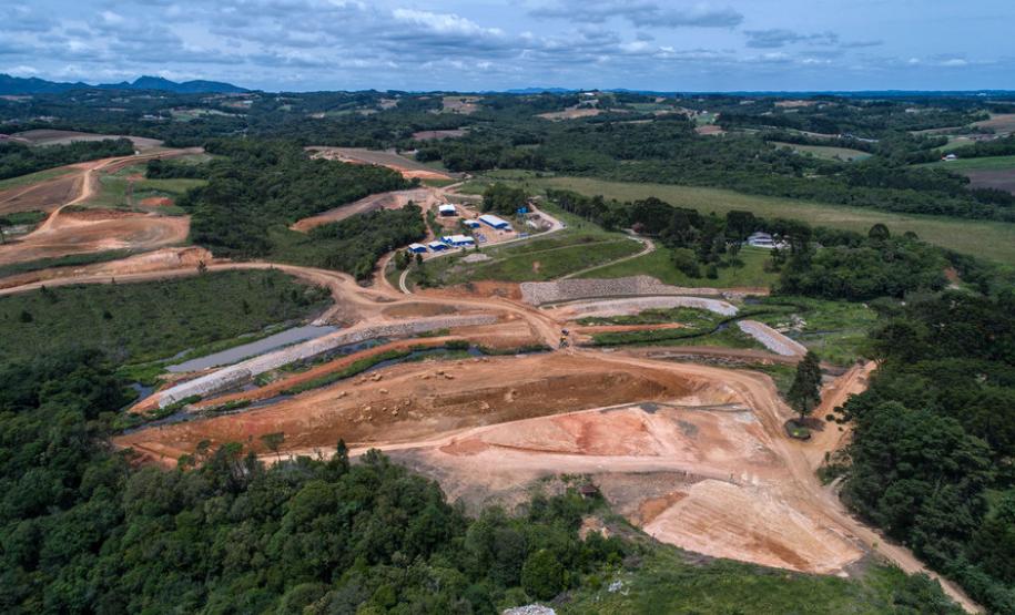Barragem do Miringuava garantirá água tratada até 2030 na RMC A barragem do Rio Miringuava está localizada no município de São José dos Pinhais e terá capacidade para armazenar 38 bilhões de litros de água.