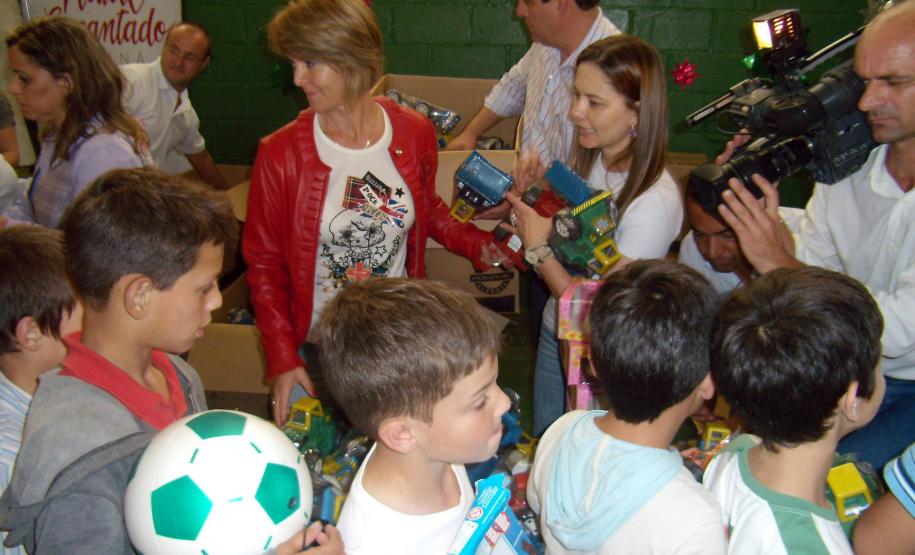 a entrega de brinquedos para mil crianças, a maioria do Jardim Ana Terra, um dos bairros mais carentes de Colombo, na Região Metropolitana de Curitiba