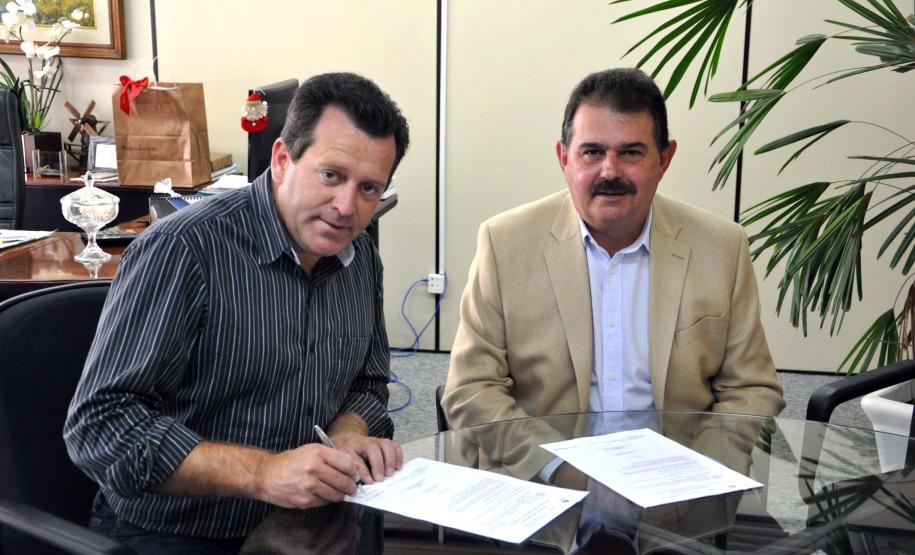 Oprefeito de Fazenda Rio Grande, Francisco Santos e o secretario de Estado do Desenvolvimento Urbano, Cezar Silvestri.