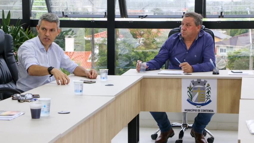 No município de Contenda, o diretor-presidente da Amep, Gilson Santos e o prefeito Mostarda.