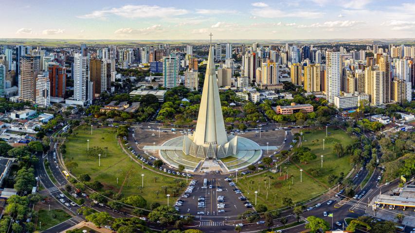 Imagem de drone da região central de Maringá com vista da catedral